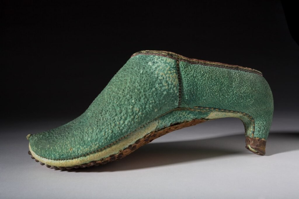 Men used to sale wear high heels